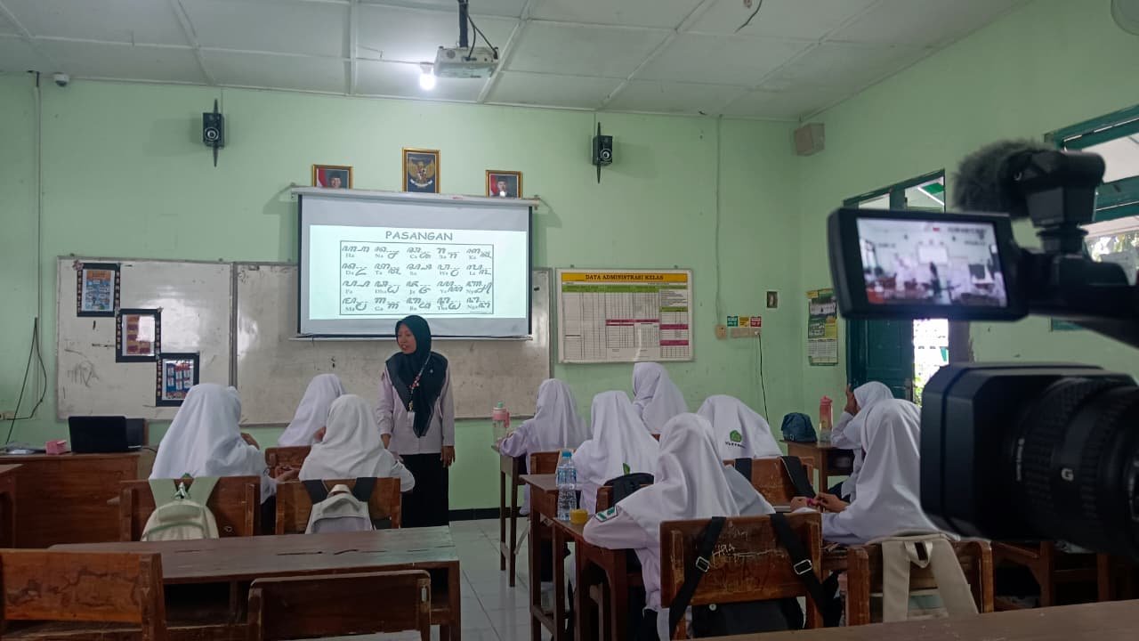 Belajar Aksara Jawa Sambil Terekam Kamera, Ada Apa di Kelas VII B MTsN 9 Bantul?