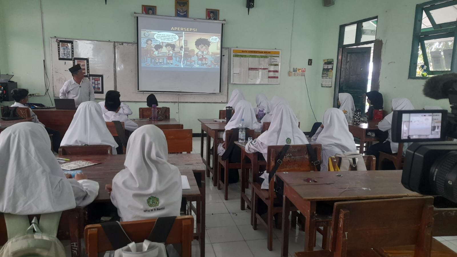 Pembelajaran BK Kelas VII B Bahas Kewajiban dan Larangan Murid