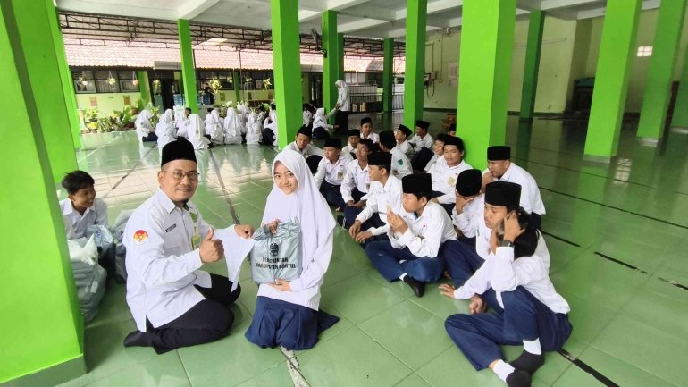 Bantuan Kain Seragam Pemkab Bantul, Murid Kelas VII MTsN 2 Bantul Tersenyum