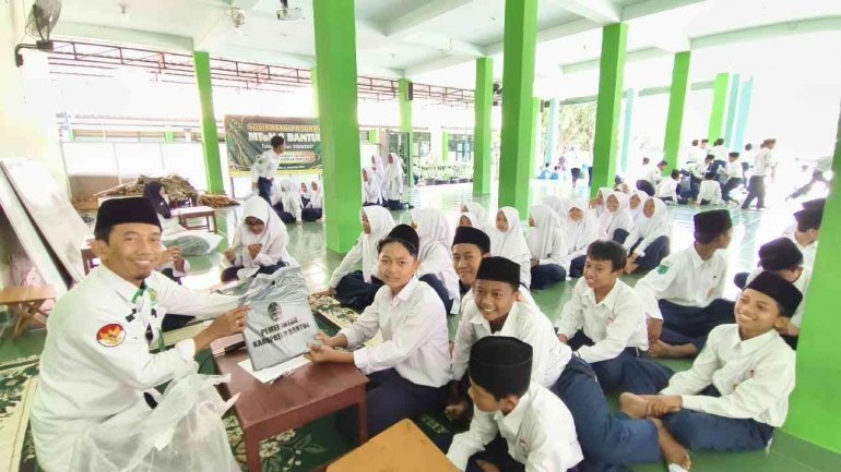 MTsN 2 Bantul Terima Bantuan Seragam dari Pemkab Bantul