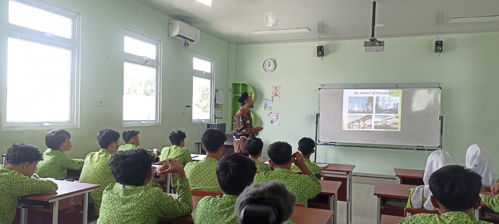 Munawar Ajak Murid Temukan Sifat Bilangan Berpangkat melalui Media Digital