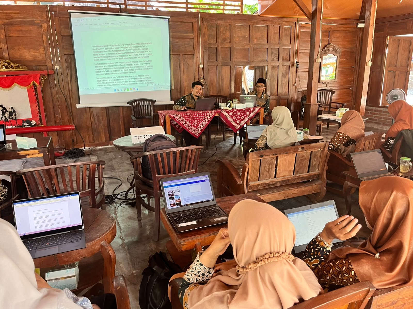 Kembangkan Media Pembelajaran SKI, Marzumah Dalami AI dan Canva