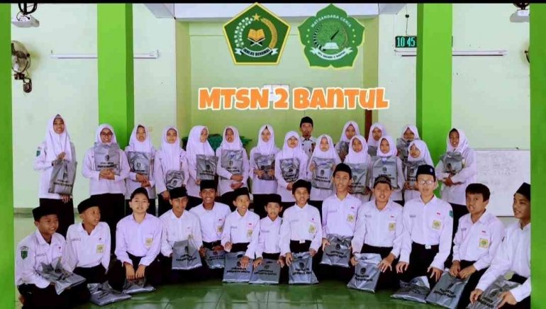 Murid MTsN 2 Bantul Ucapkan Terima Kasih atas Bantuan Seragam Gratis