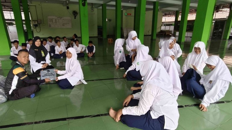 Kepala MTsN 2 Bantul Dampingi Pembagian Seragam Gratis dari Pemkab Bantul