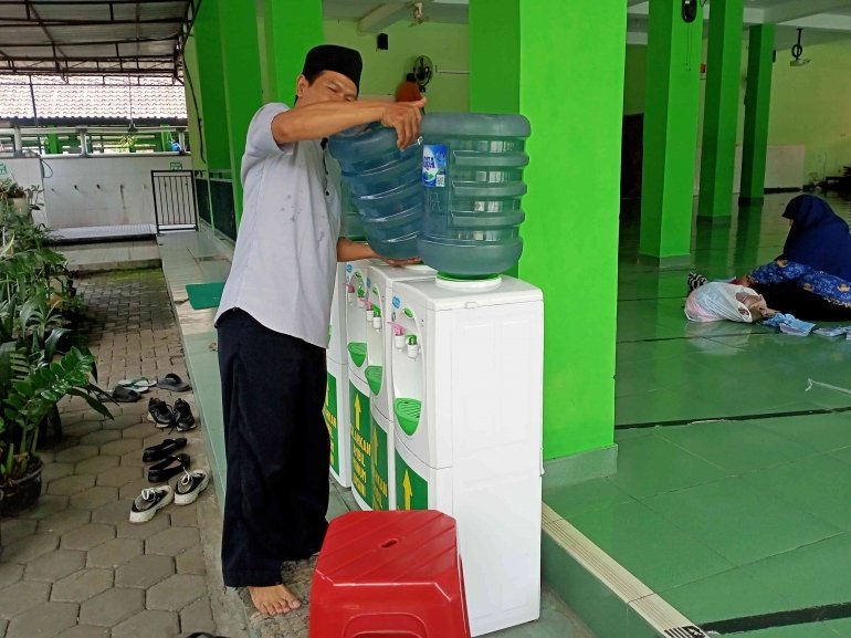 Sarpras MTsN 2 Bantul Sediakan Air Mineral untuk Mendukung Kebutuhan Murid