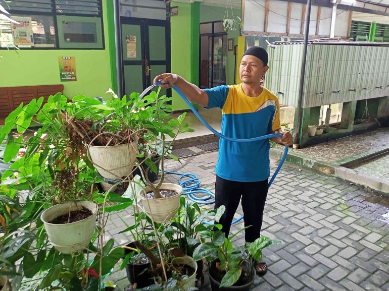 Tenaga Kependidikan MTsN 2 Bantul Peduli Lingkungan Melalui Kegiatan Penyiraman