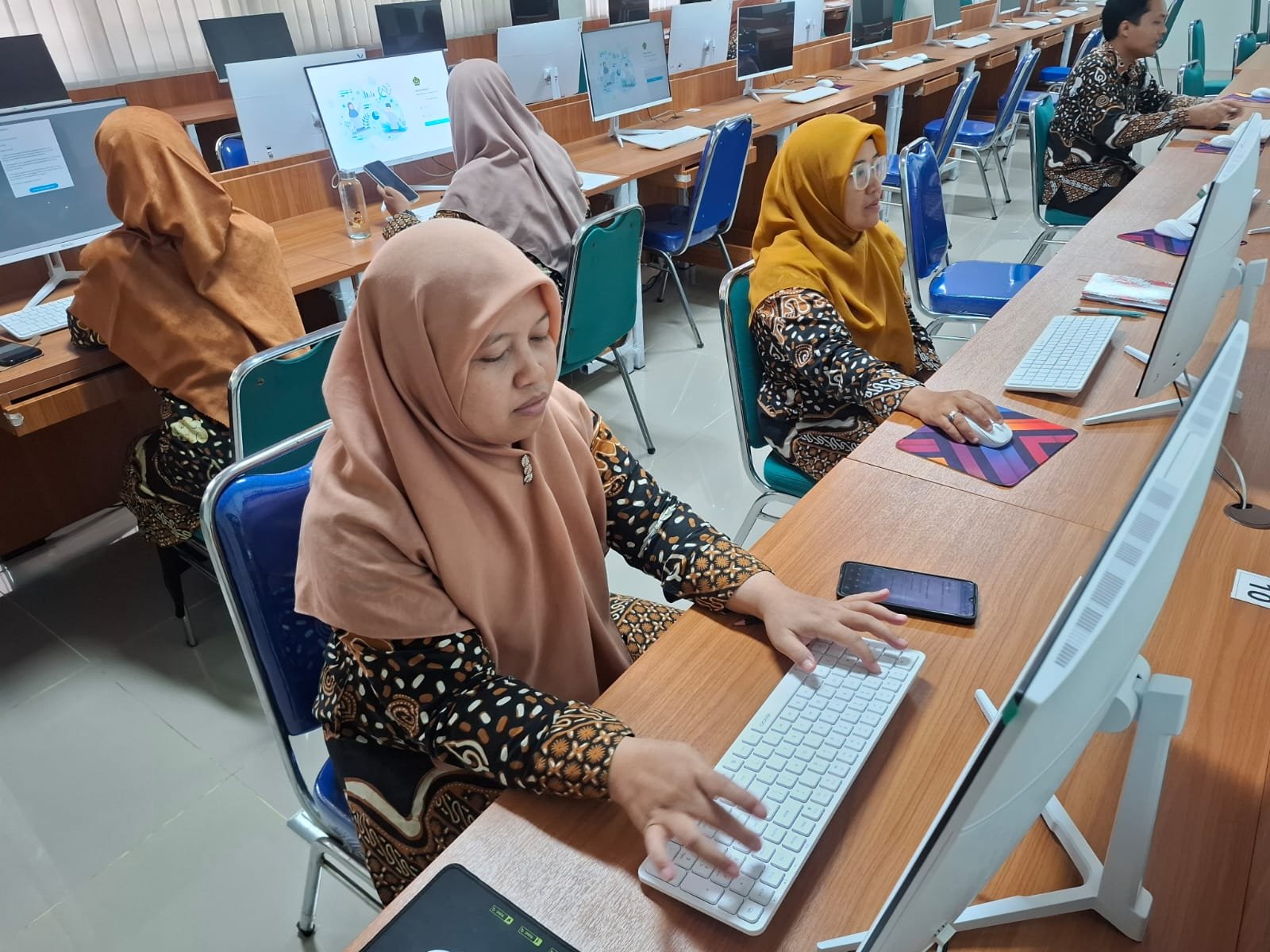 Waka Kurikulum MTsN 6 Bantul Selesaikan Soal AKGTK Tepat Waktu