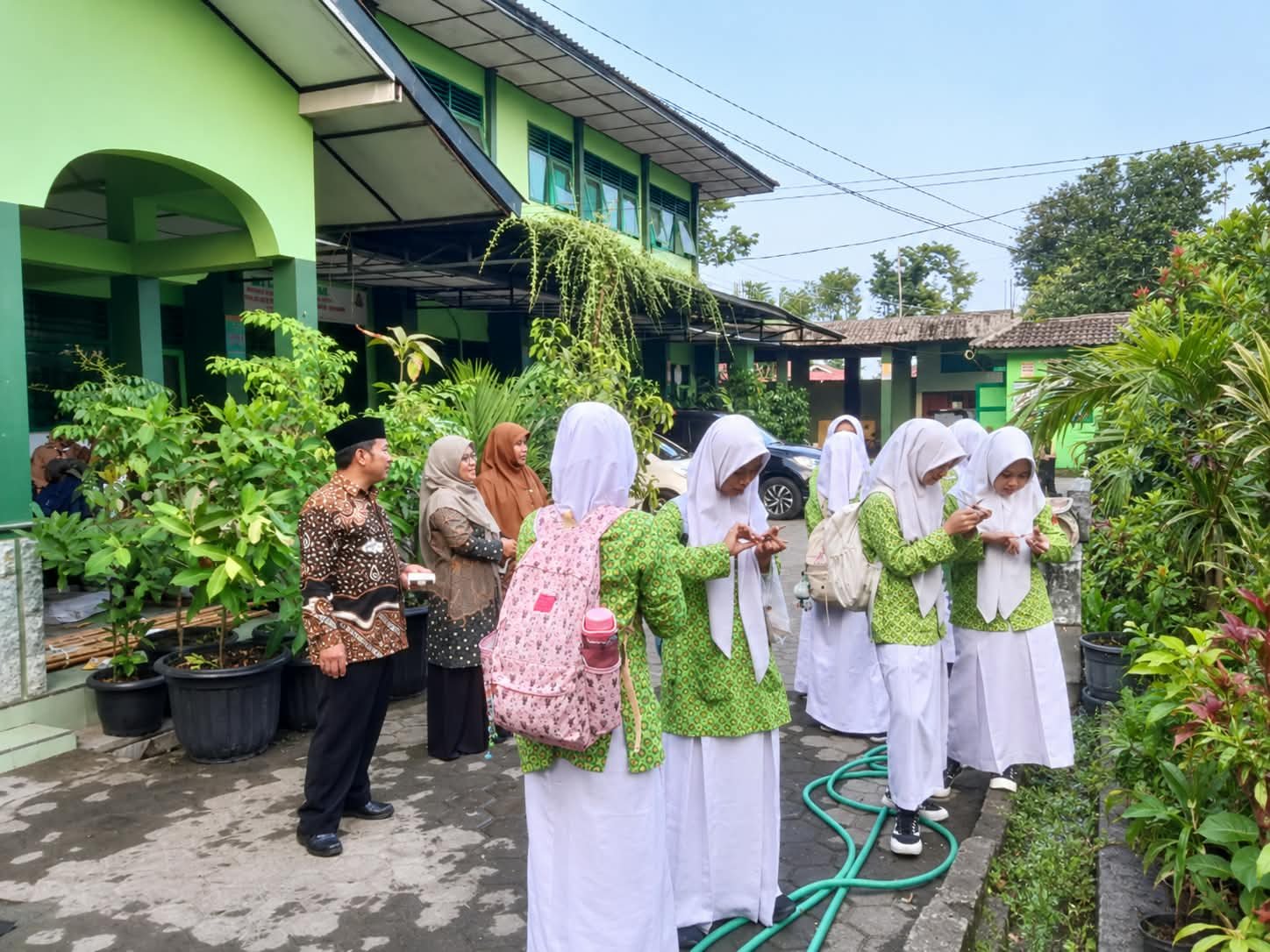 Kuku Pendek, Badan Sehat Siswa MTs N 6 Bantul Jalani Cek Kebersihan Diri