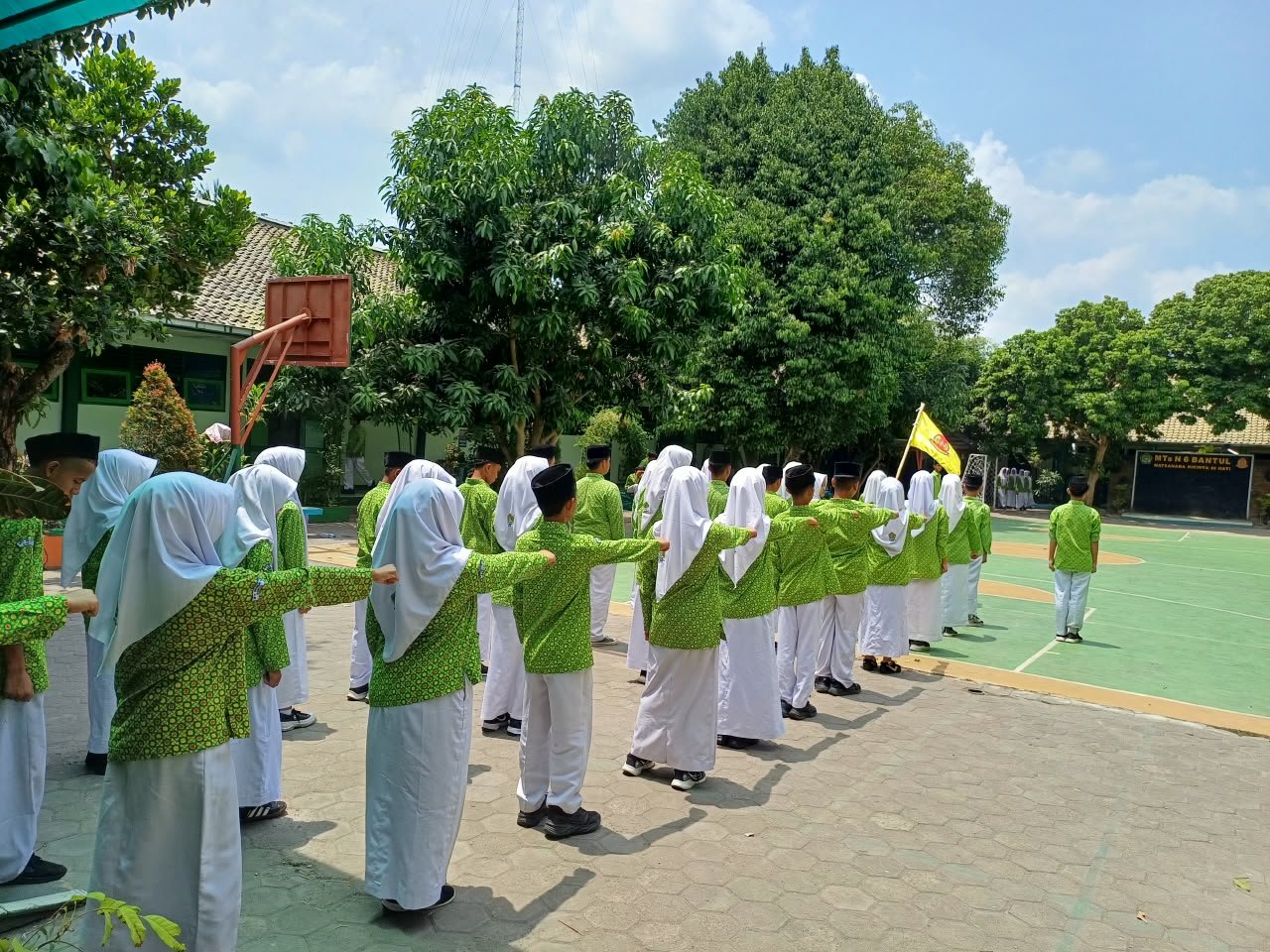 Anggota OSIM Lama MTsN 6 Bantul Dampingi Generasi Baru, Matangkan Baris-Berbaris Jelang Pelantikan