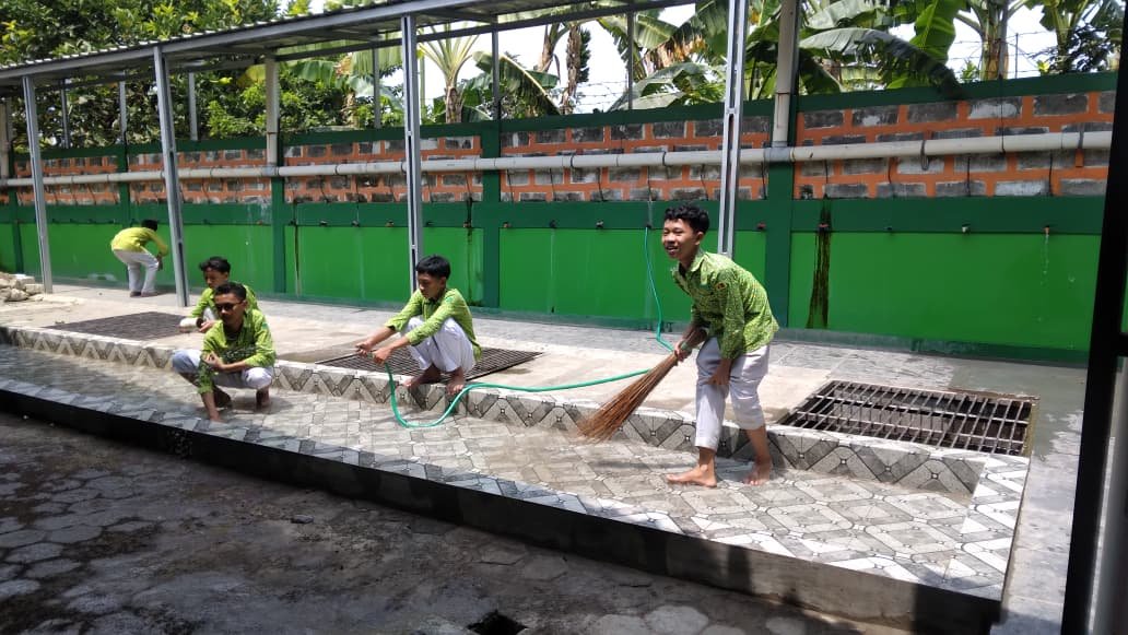 Dari Kepedulian Kecil, Tumbuh Karakter Besar: Siswa MTsN 6 Bantul Bersihkan Tempat Cuci Kaki