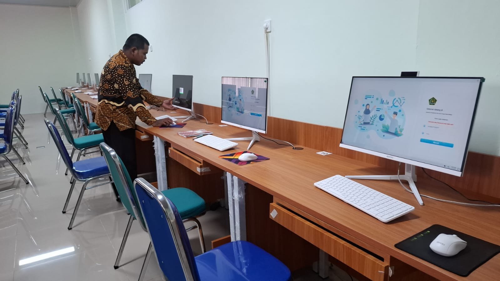 Teknisi MTsN 6 Bantul Pastikan Komputer dan SEB Siap Pakai Jelang AKGTK