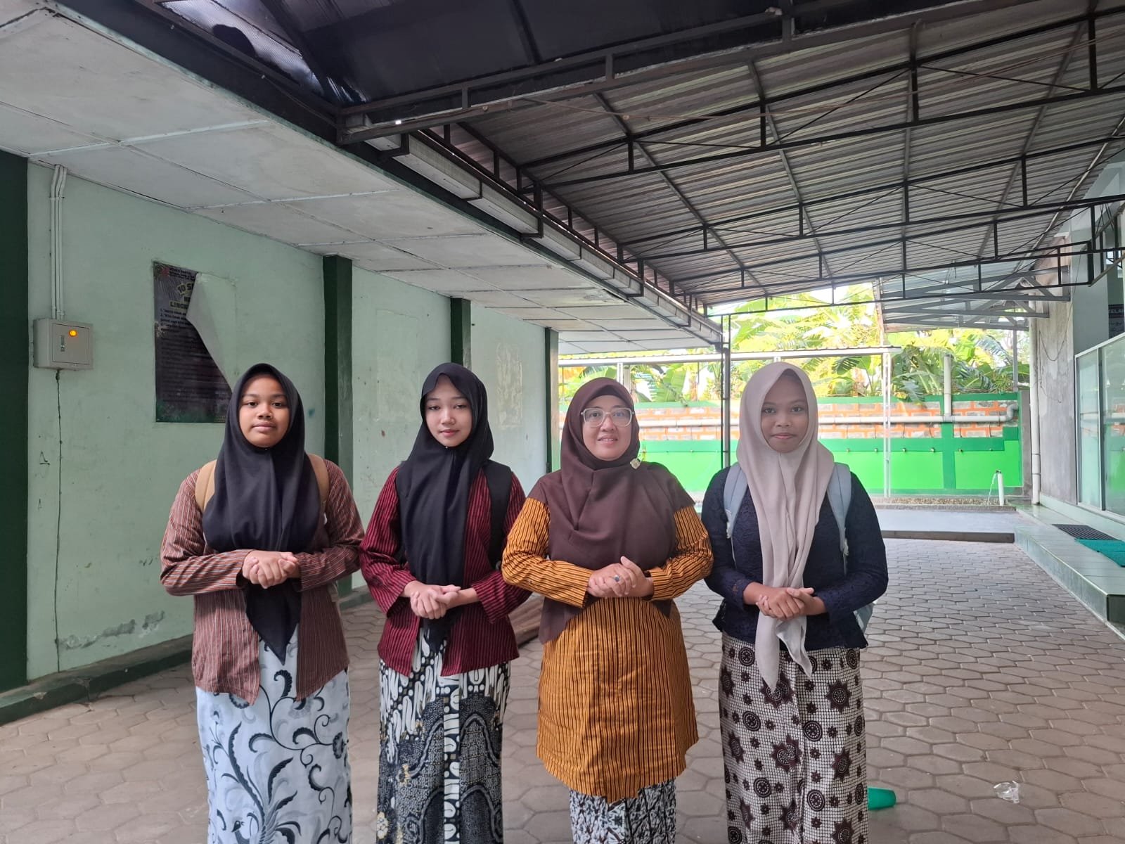 Junjung Tinggi Budaya Lokal, Guru dan Siswa MTsN 6 Bantul Kompak Kenakan Busana Adat Jawa