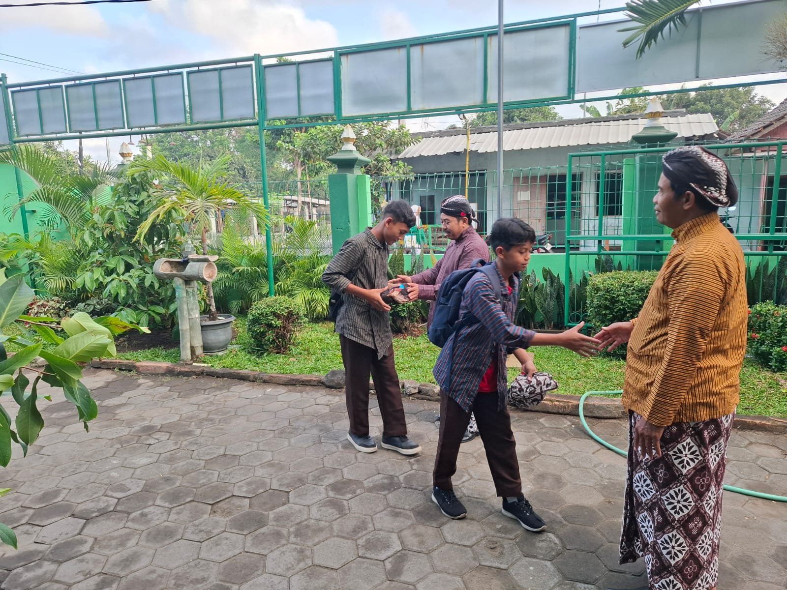 Kepala MTsN 6 Bantul Tertibkan Siswa Mengenakan Adat Jawa