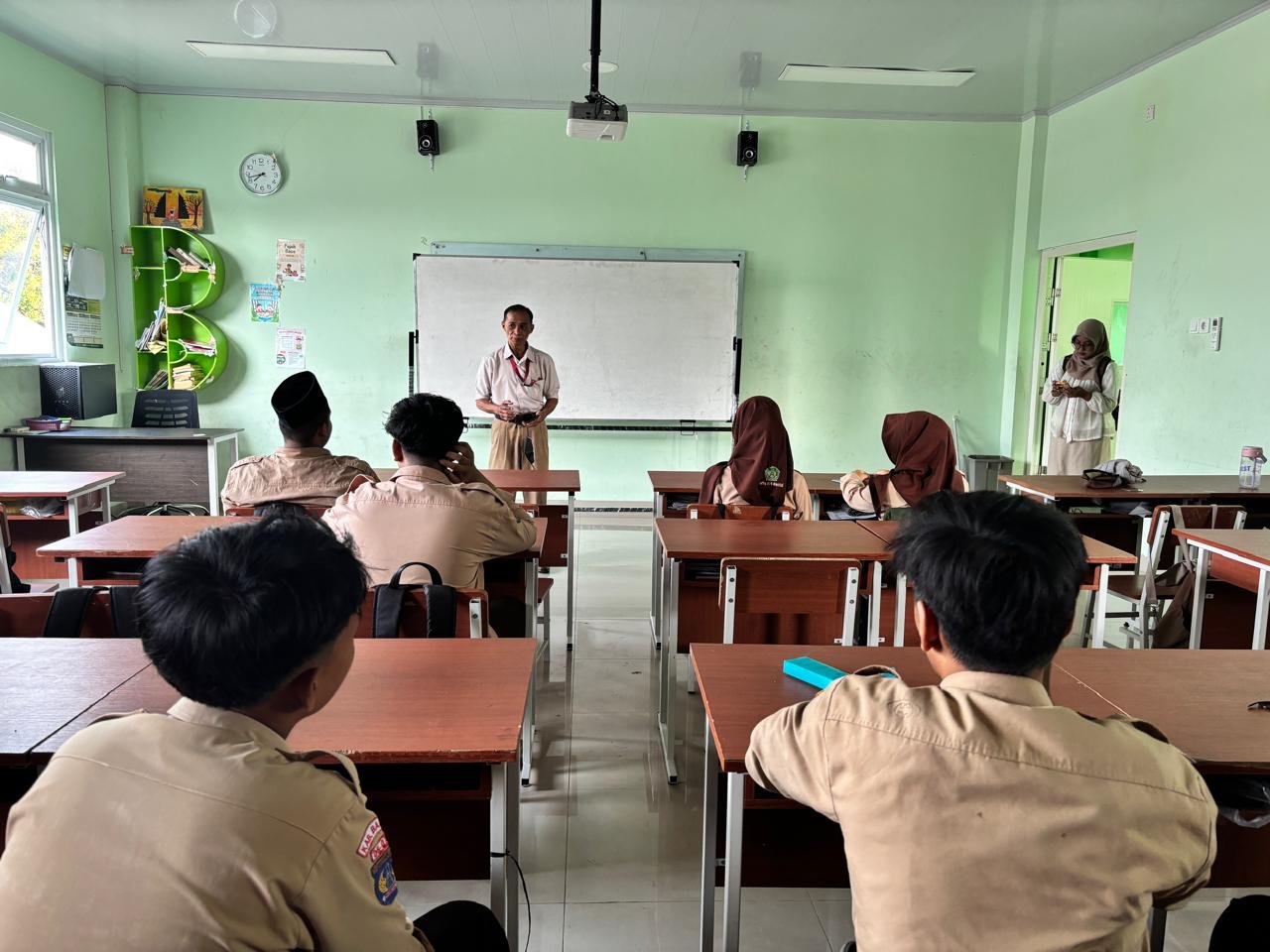 Mantapkan Persiapan TKA, Murid Kelas IX MTsN 9 Bantul Ikuti Pembahasan Soal Bersama Neutron