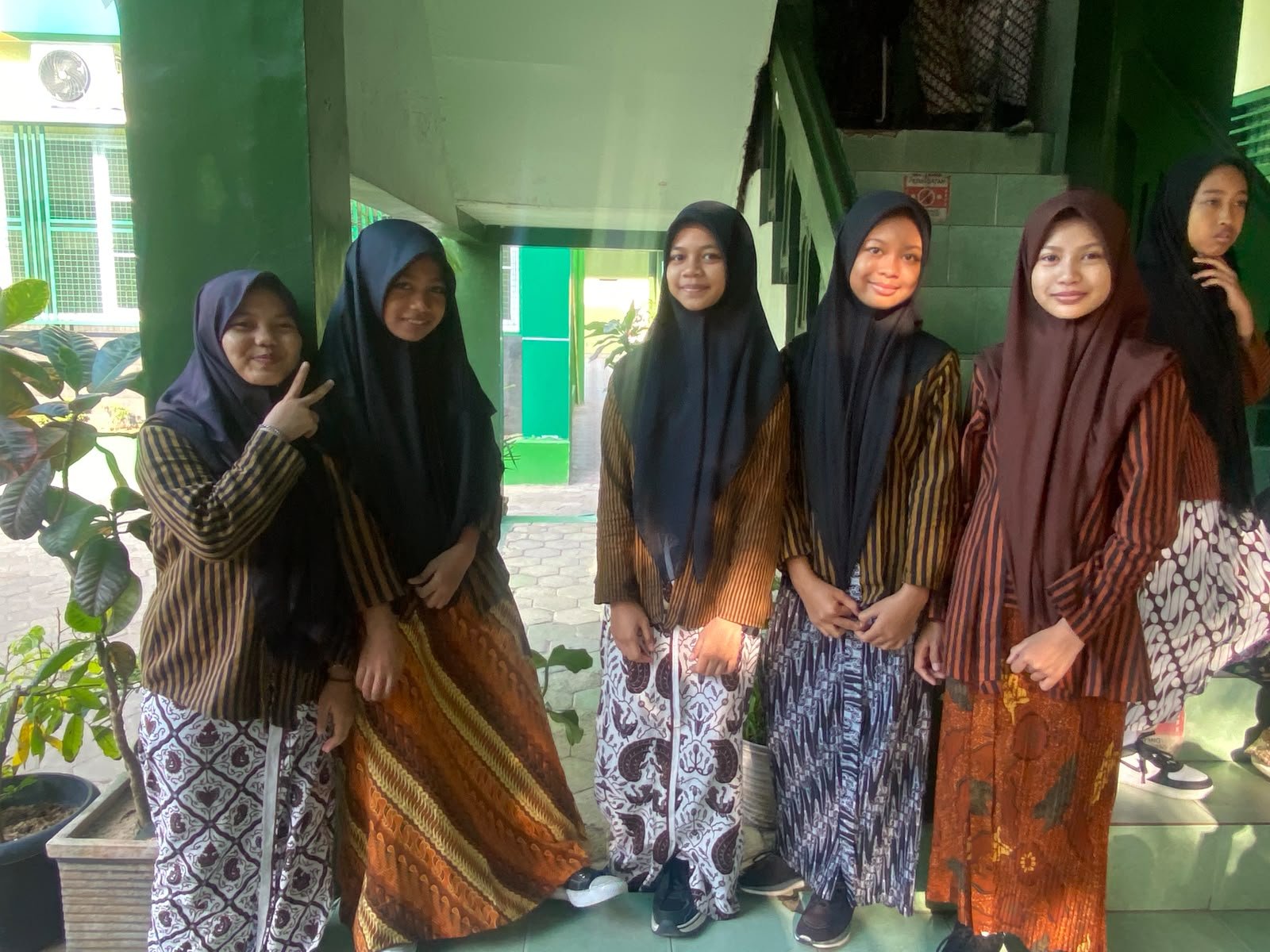 Semarak Kamis Pon, Siswa MTsN 6 Bantul Tampil Anggun dengan Busana Jawa