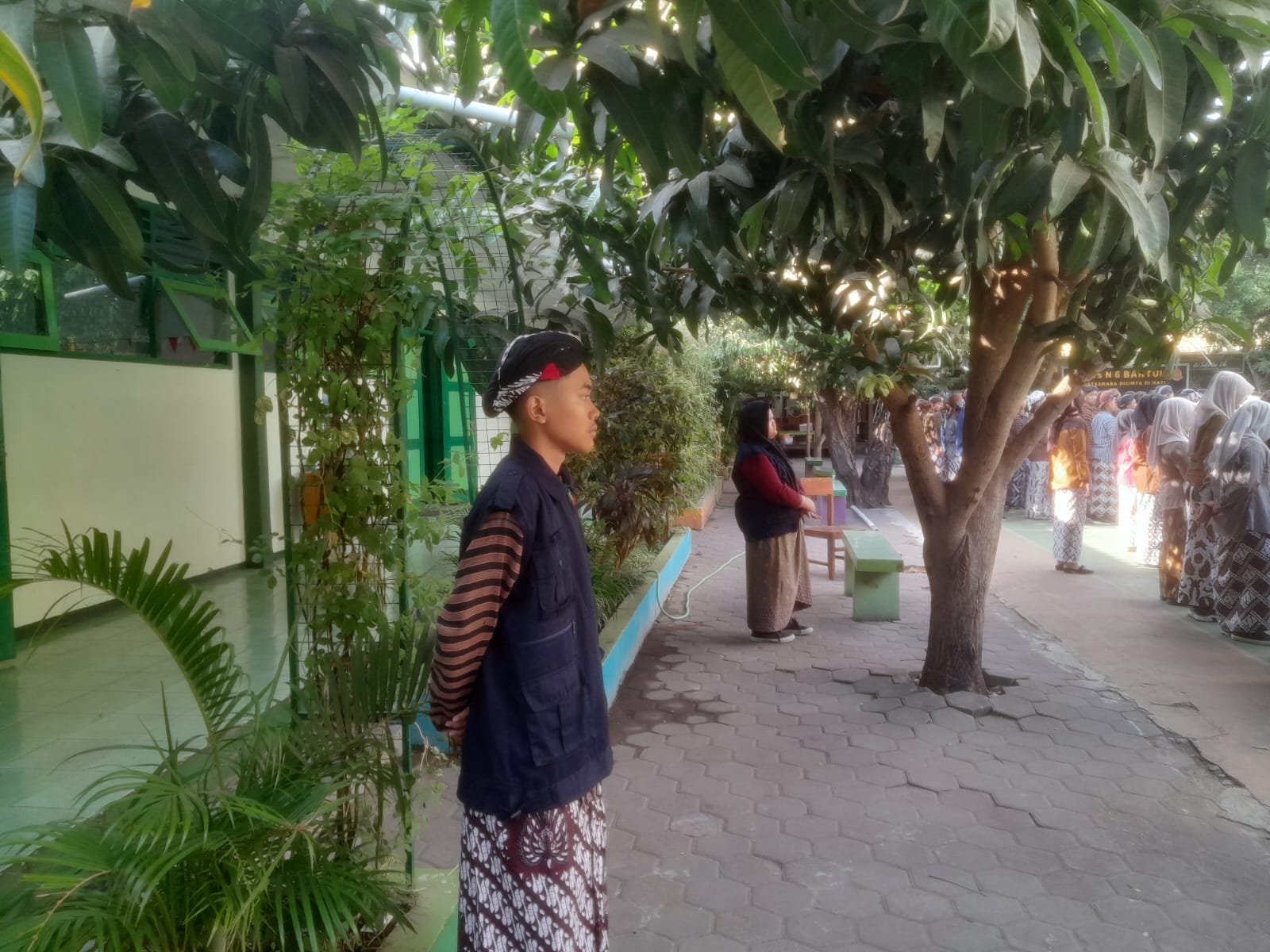 Tim PMR MTs N 6 Bantul Tetap Berbusana Adat Jawa Saat Bertugas di Upacara Pelantikan OSIM
