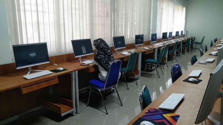 Teknisi MTsN 6 Bantul Siapkan Lab. Komputer Jelang PP-TKAD MKKS Kabupaten