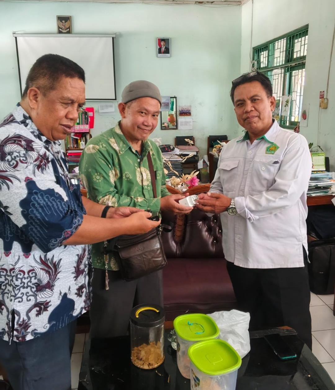 Kolaborasi Inovatif, Dosen Unriyo Serahkan Alat Pengelola Listrik Berbasis IoT kepada Tim IT Masemba