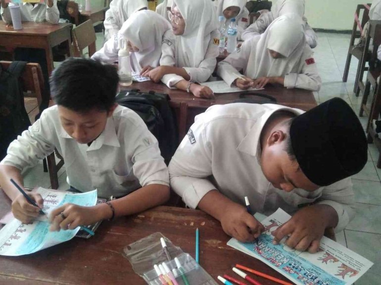 Siswa Kelas 9E MTsN 6 Baantul Pahami Hak dan Kewajiban Lewat Kreasi Poster