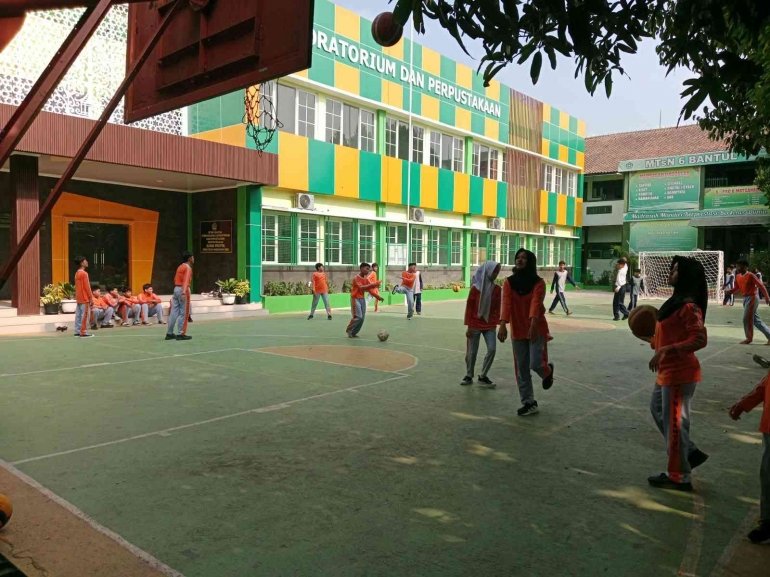Siswa Kelas 8C MTsN 6 Bantul Antusias Ikuti Pembelajaran Bola Basket