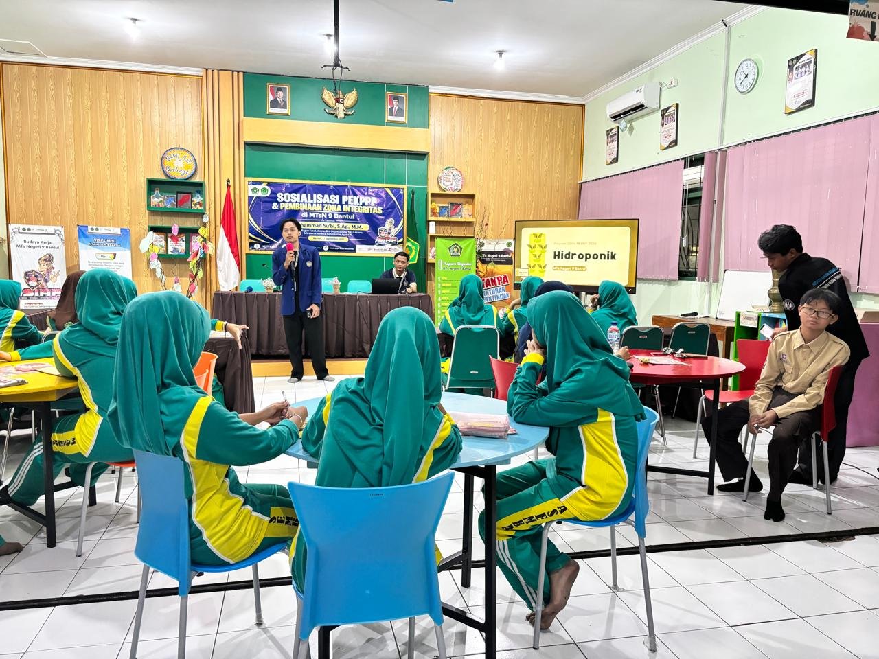 Tak Perlu Lahan Luas! Mahasiswa PK UNY Kenalkan Budidaya Hidroponik kepada Murid MTsN 9 Bantul