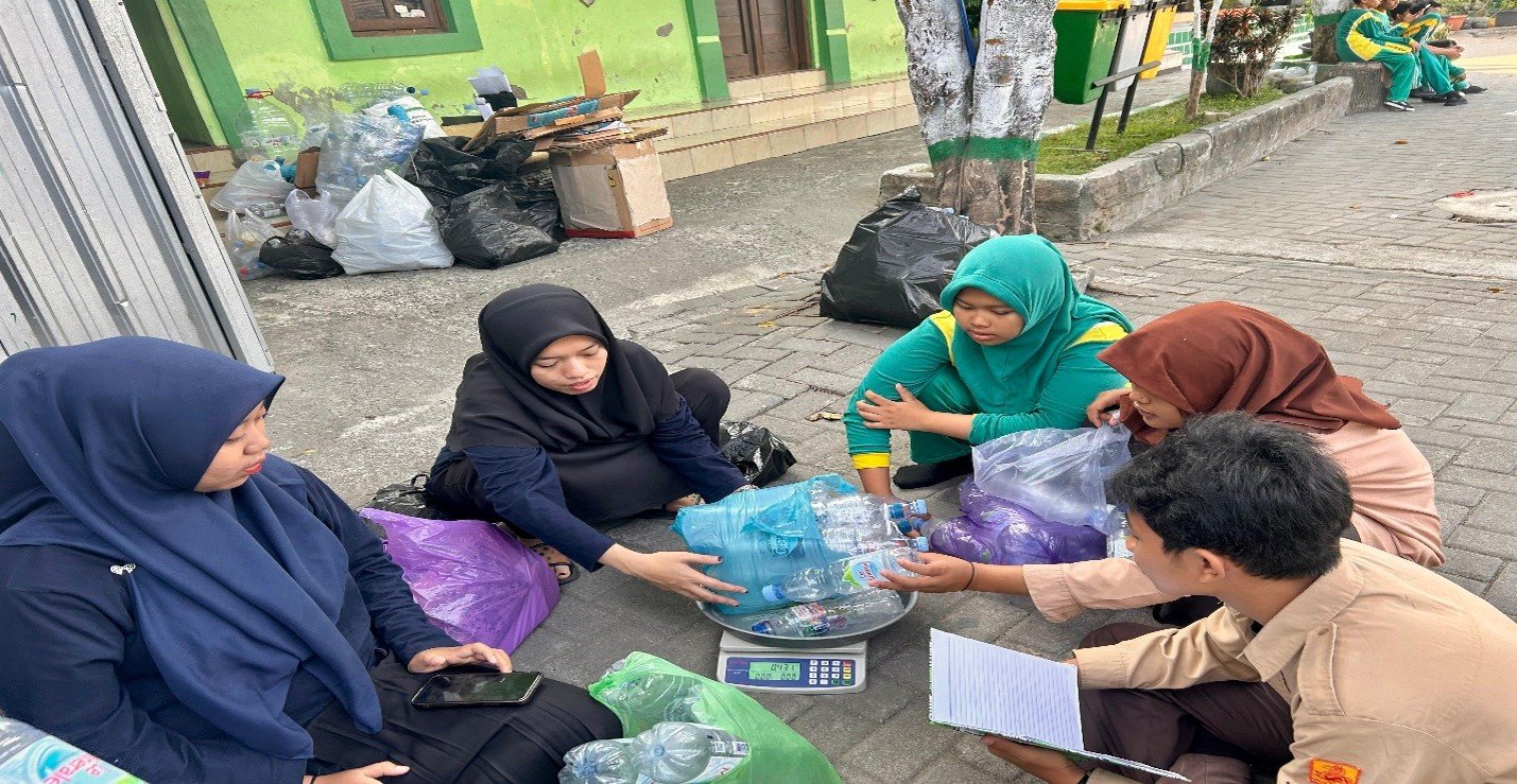 Wujudkan Madrasah Peduli Lingkungan, MTsN 9 Bantul Isi Jumaria dengan Pengumpulan Trash Coin