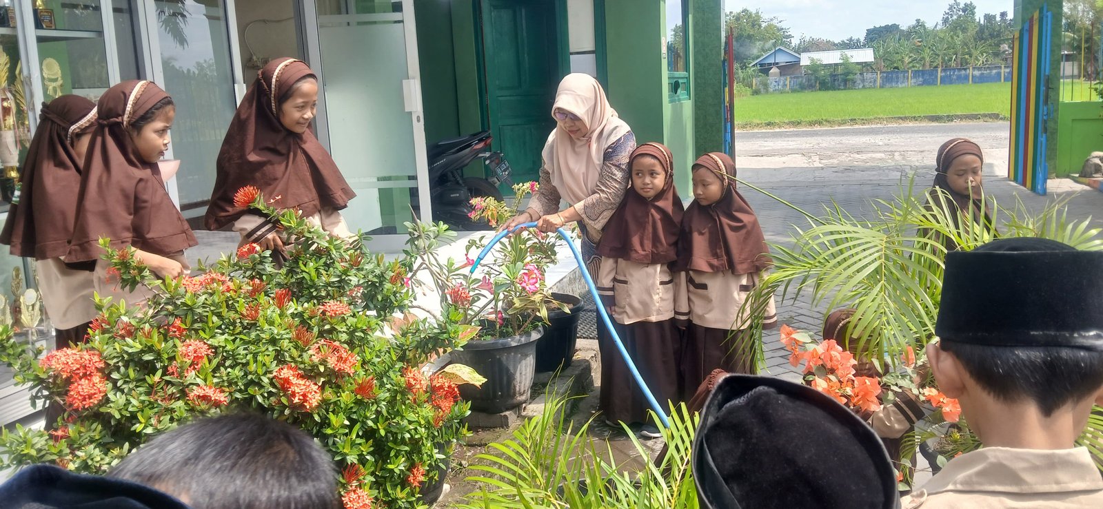 Tak Sekadar Menanam Bunga, MIN 2 Bantul Semai Karakter Cinta Lingkungan Lewat Ekoteologi.”