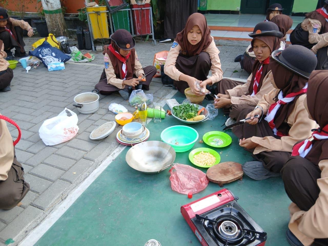 Asah Kemandirian, Pramuka MTsN 9 Bantul Praktik Memasak Menu 4 Sehat 5 Sempurna