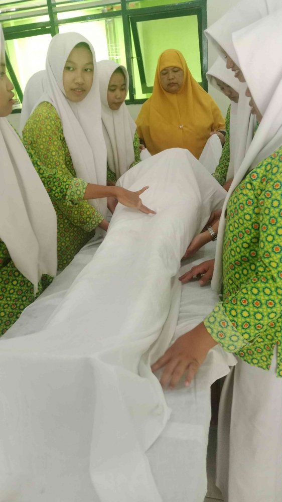 IXB MTsN 2 Bantul Praktik Memandikan dan Mengafani Jenazah