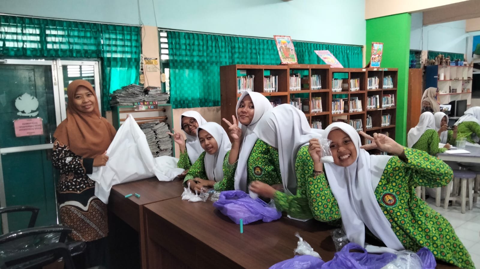 Mengolah Kain, Menyapa Alam: Ekstrakurikuler Batik MTsN 7 Bantul Bersiap Berkarya Ecoprint