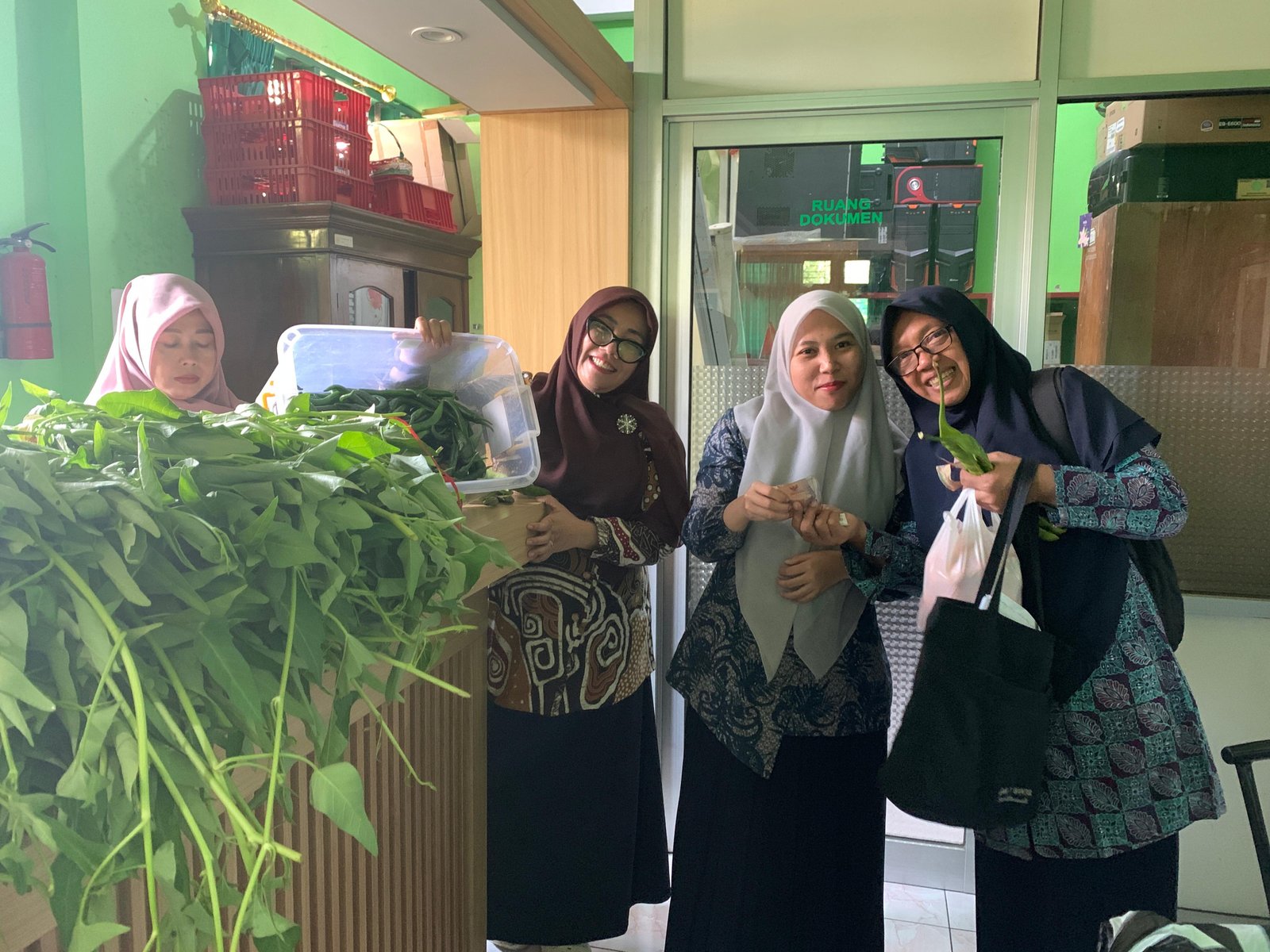 Kepala Tata Usaha MTsN 7 Bantul Bersama Pegawai Adakan Market Day Adiwiyata Ceria