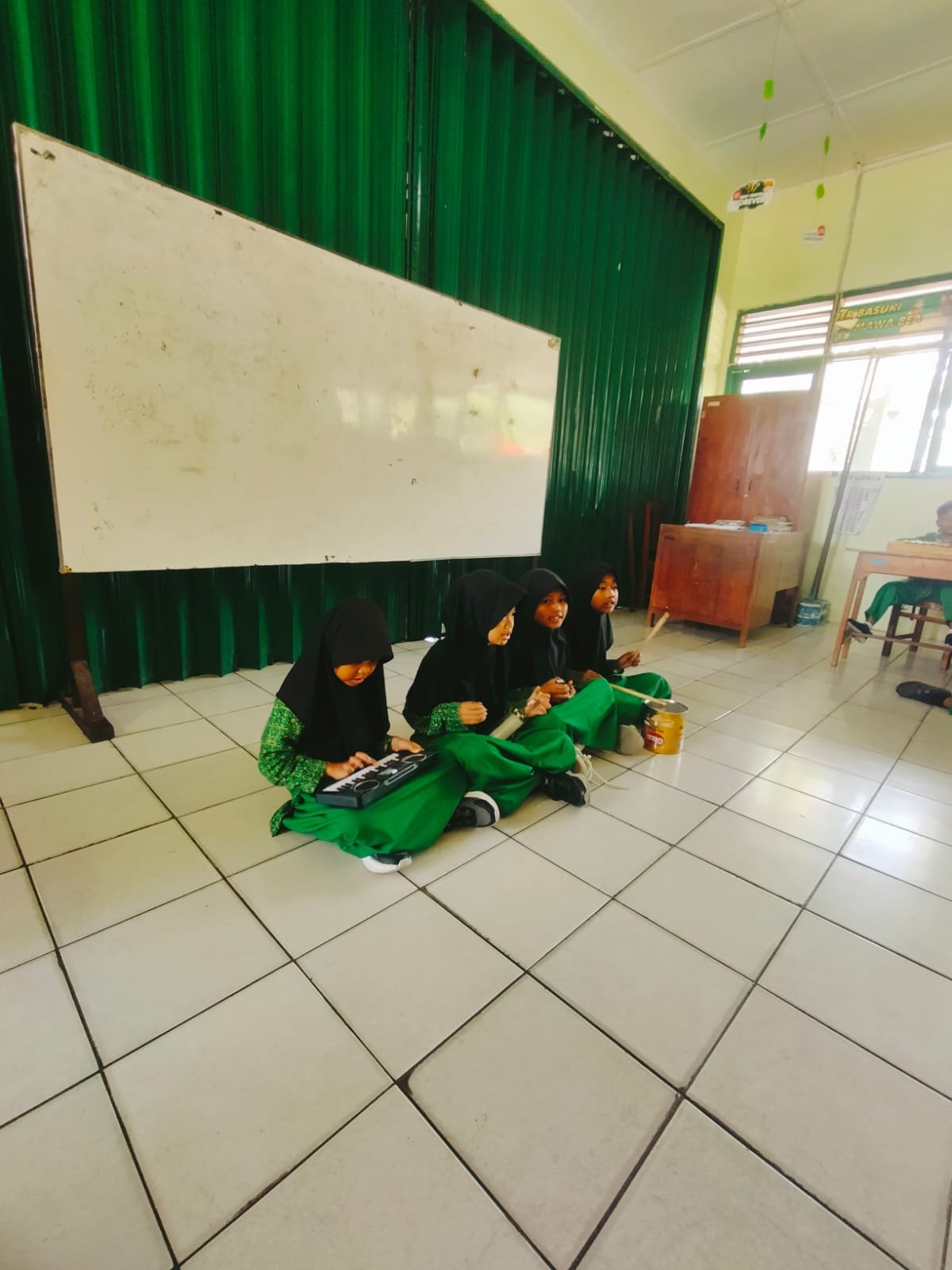 Sulap Barang Bekas Jadi Alat Musik, Murid Kelas 2A MIN 2 Bantul Asah Kreativitas dan Cinta Tanah Air