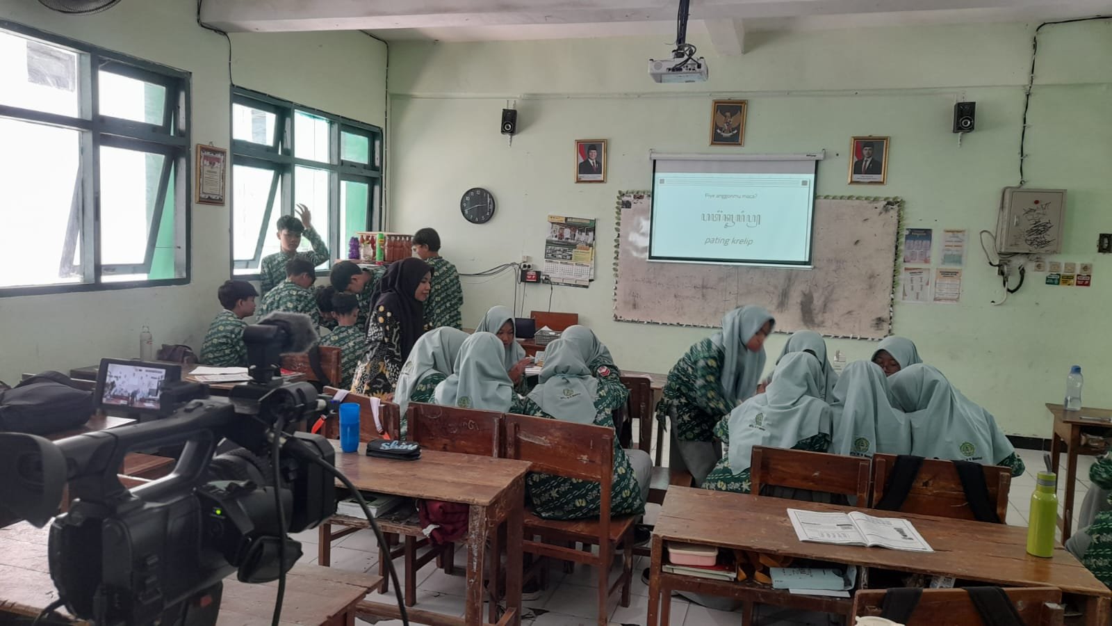 Aksara Jawa Bukan Sekadar Tulisan, Kelas VIII B Buktikan Serunya Belajar Budaya