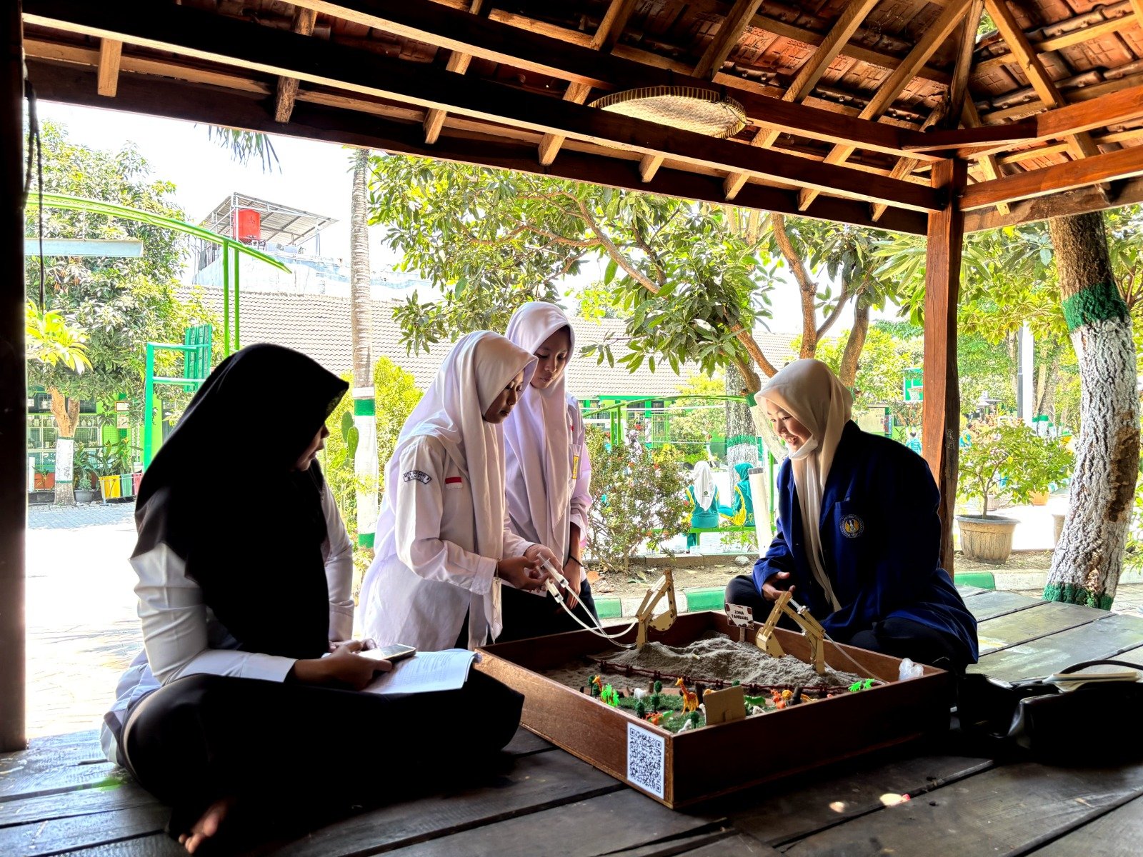 Mahasiswa UNY Uji Kelayakan Media COD Bersama Guru dan Murid MTsN 9 Bantul