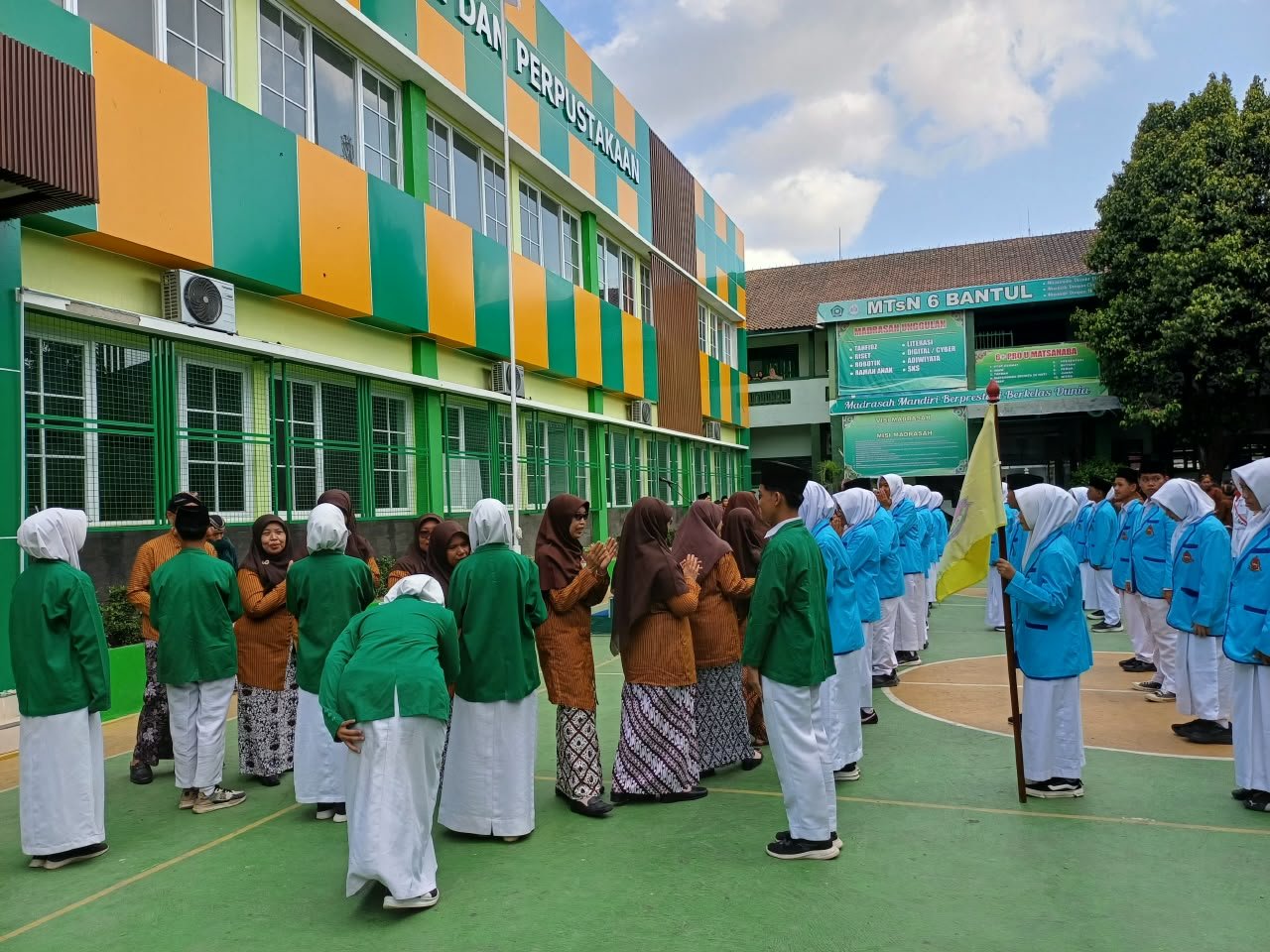 Jabat Tangan Penuh Makna, Guru MTsN 6 Bantul Beri Selamat kepada Pengurus OSIM Baru