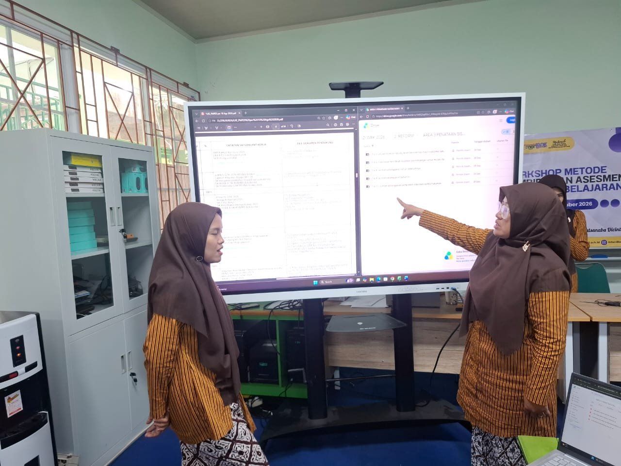Koordinator Bidang Penataan Sistem Manajemen SDM MTsN 6 Bantul Cek Eviden ZI Bersama Tim Inti