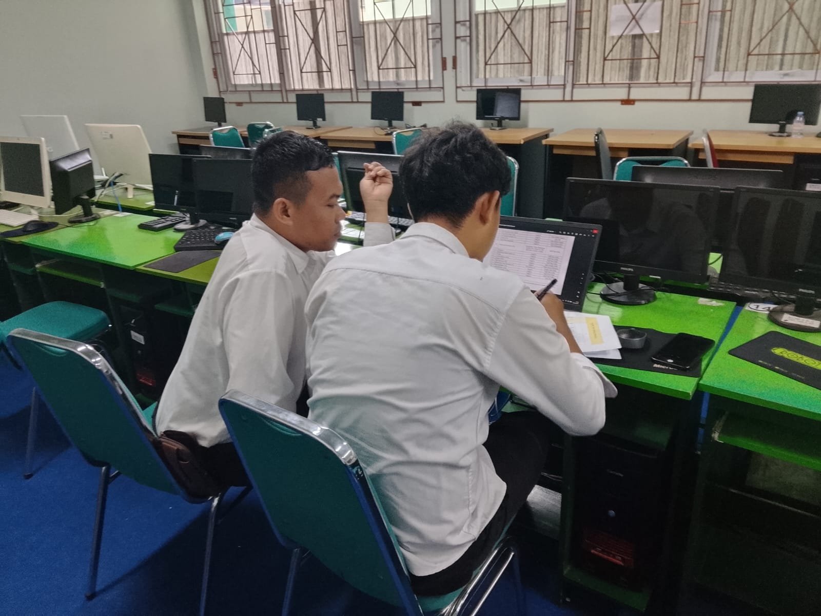 Tendik MTsN 6 Bantul Semangat Kerjakan Administrasi di Lab Komputer