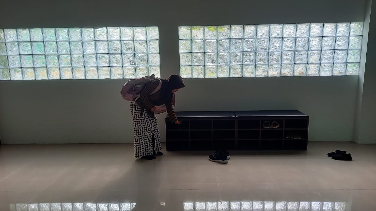 Siswa SKS MTsN 6 Bantul Tertib, Sepatu Rapi di Rak De’Talenta Lib
