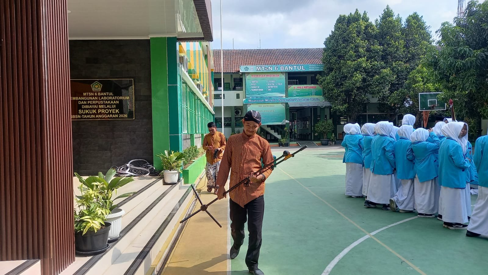 Tendik MTsN 6 Bantul Sigap Amankan Peralatan Pelantikan OSIM 2026–2027