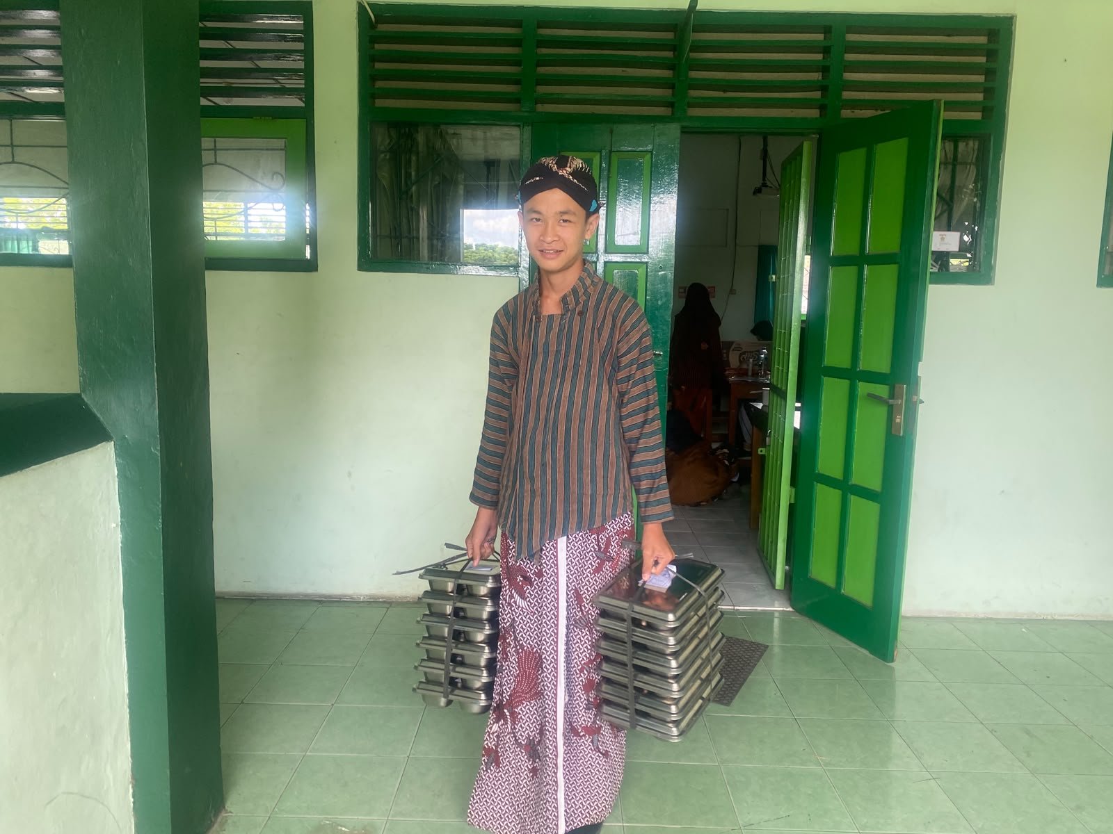 Sigap Bantu Distribusi MBG, Siswa MTsN 6 Bantul Tunjukkan Semangat Gotong Royong
