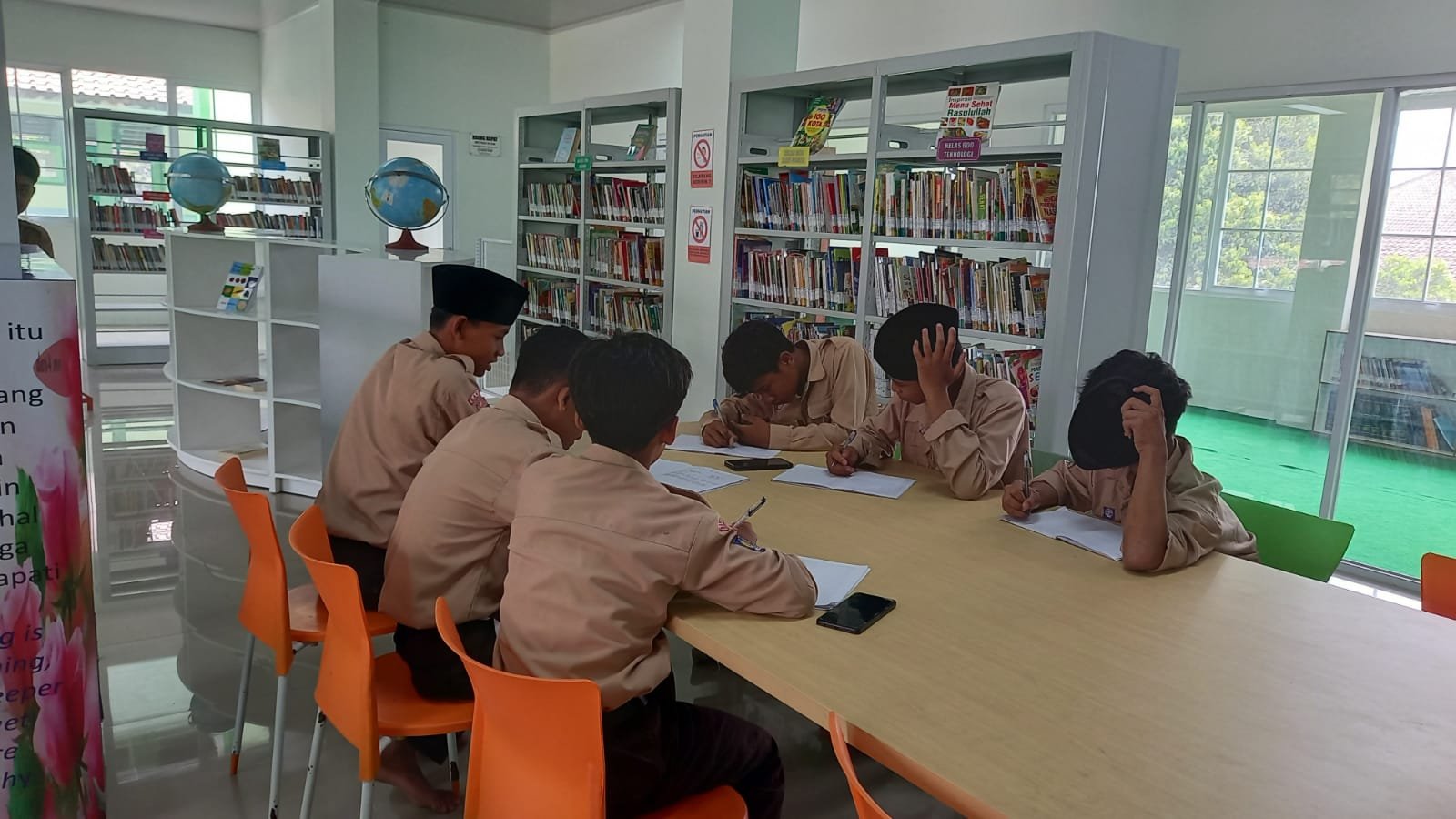 Suasana Kondusif, Siswa Kelas 7C MTsN 6 Bantul Kerjakan Tugas PKN di De’Talenta Lib