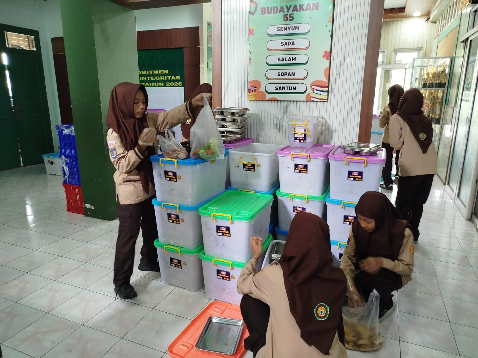 Kader Adiwiyata MTsN 7 Bantul Sulap Sisa MBG Jadi Pupuk Kompos