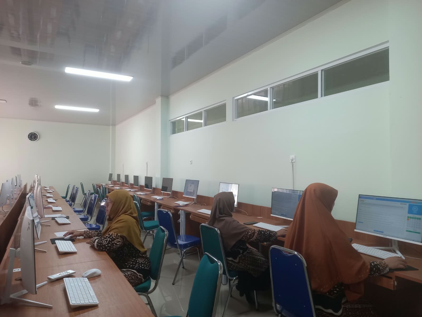 Guru Bahasa Inggris MTsN 6 Bantul Ikuti UKG