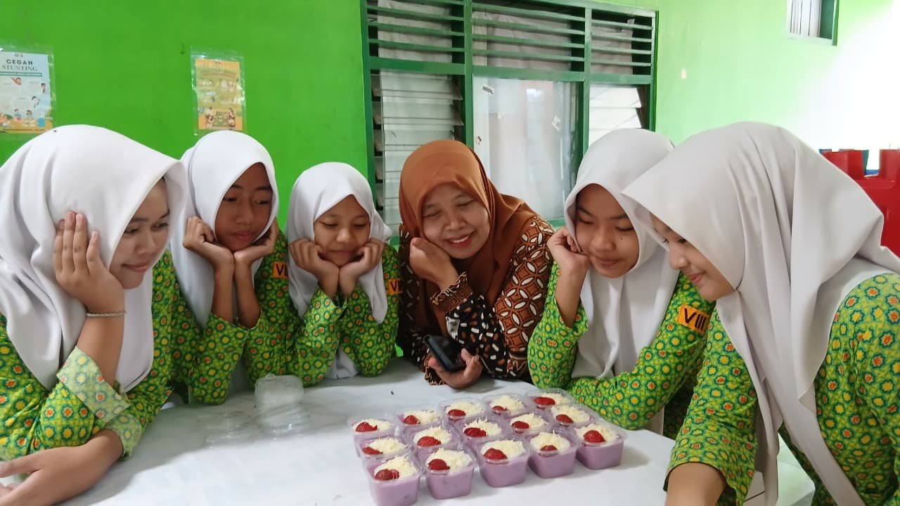 Lumer di Mulut, Unyu di Mata, Puding Ubi Ungu Karrya Siswa Matsanaba Siap Dipasarkan