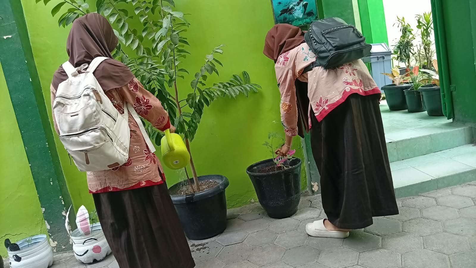 Siswa Kelas VIII B MTs N 6 Bantul Rawat Tanaman Cabe Sebelum Pulang Sekolah