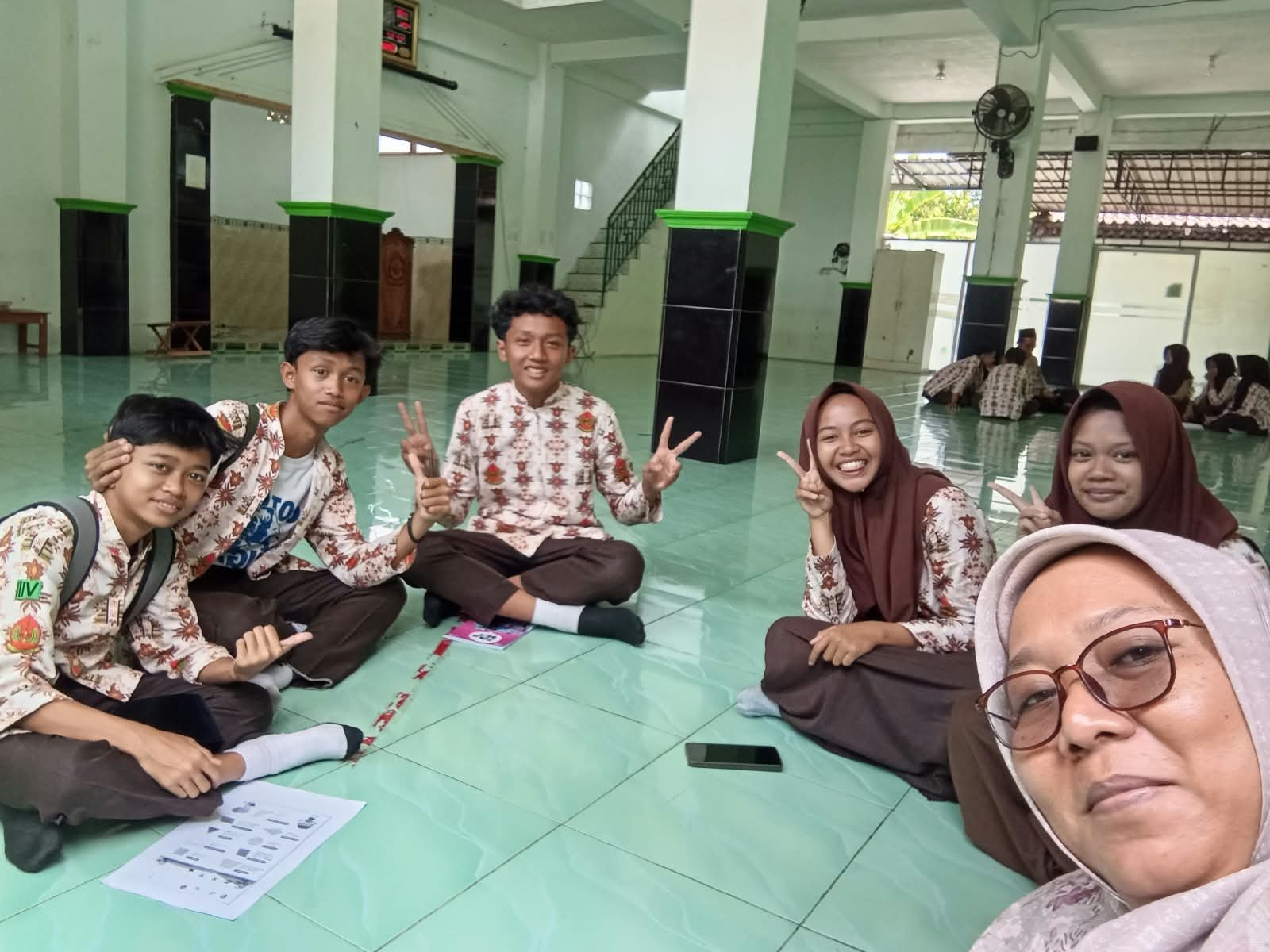 Guru Bahasa Jawa MTs N 6 Bantul Beri Motivasi Siswa Lewat Bimbingan Kecil Jelang TO MKKS 1