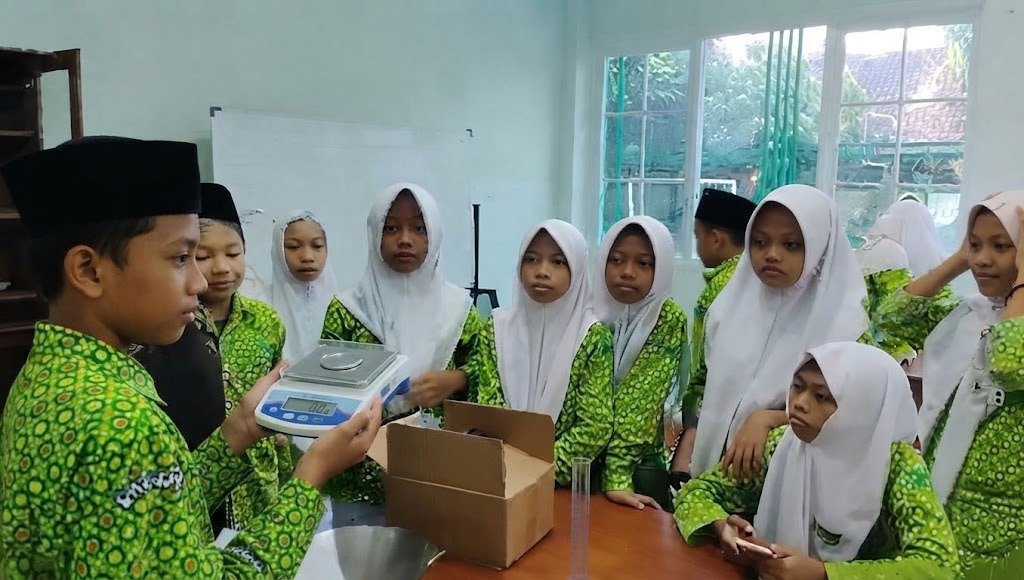 Peserta Ekstra Riset MTsN 6 Bantul Kenali Alat Laboratorium Sederhana