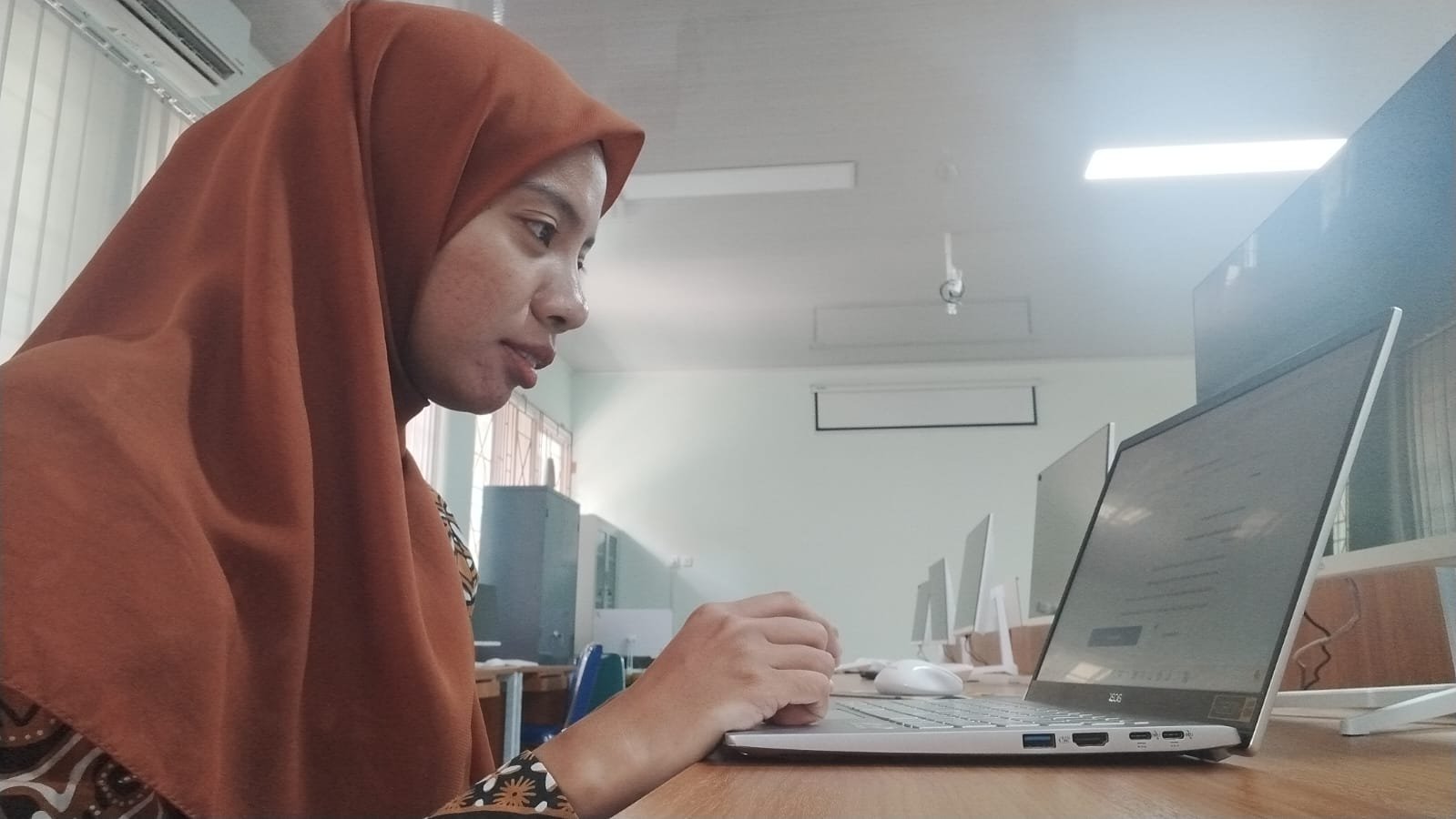 Guru MTsN 6 Bantul Kerjakan Soal MAGIS Kemenag, Bukti Dedikasi dan Tanggung Jawab