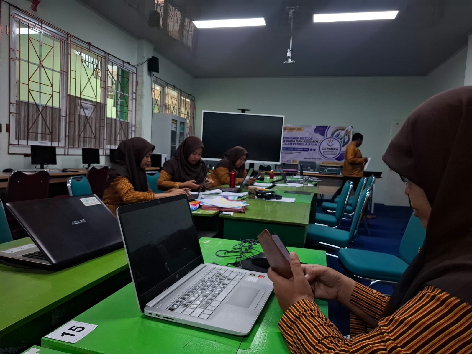Kendalikan Seluruh Tugas Kesiswaan, Wiwik Muslimatun Waka Kesiswaan MTsN 6 Bantul Cermati Info-info 