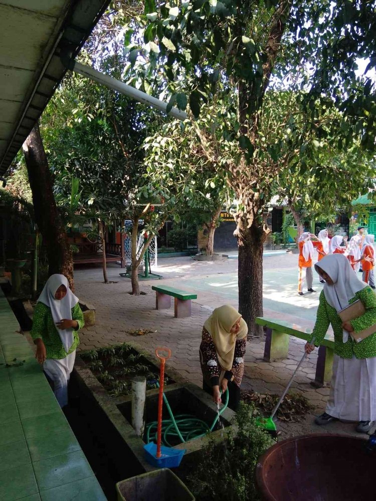  Siswa Kelas 8E MTsN 6 Bantul Rawat Taman Sekolah